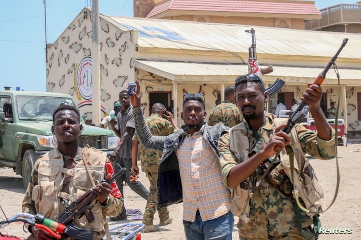 قوات الجيش السوداني داخل قاعدة للدعم السريع