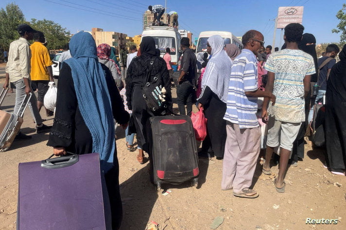 الآلاف يهربون من المعارك في الخرطوم