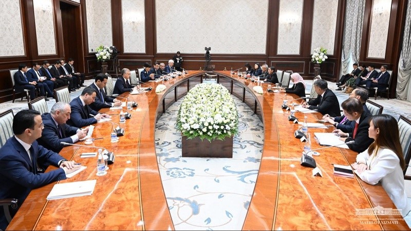 عقد مباحثات بين رئيس أوزبكستان وسنغافورة