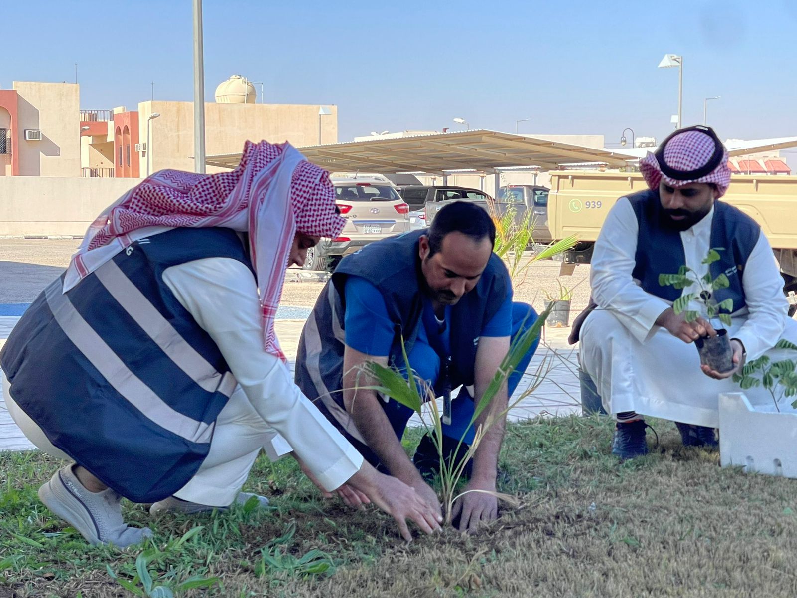 مستشفى الأمير ناصر السديري وزارة البئية والمياة والزراعه يقيمان مبادرة لنجعلها خضراء